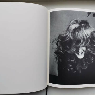 品質が Sirota: Peggy Guess Gallery Anzenberger Bookshop - Who アート・デザイン・音楽