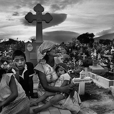 Larry Towell: El Salvador - Bookshop Anzenberger Gallery